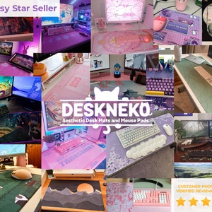Op de afbeelding: Een collage van esthetische bureaumatten en muismatten, met verschillende ontwerpen en thema's. De matten tonen kleurrijke afbeeldingen, waaronder anime-ge&iuml;nspireerde kunst, landschappen en bloemmotieven. De tekst "DESKNEKO Aesthetic Desk Mats and Mouse Pads" is inbegrepen.