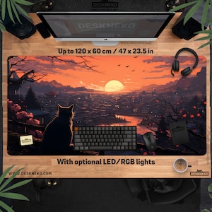 Op de afbeelding: Een rechthoekige bureaumat met een zonsondergang stadsgezicht ontwerp, met een zwart kat silhouet. De mat meet tot 120 x 60 cm en bevat de tekst "With optional LED/RGB lights".