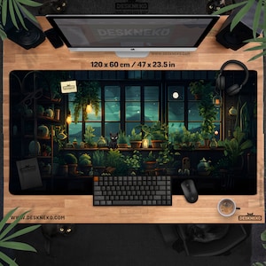Op de afbeelding: Een bureaumat met een illustratie van een kat in een kas, met planten en een nachtelijke hemel. De mat is 120 x 60 cm groot en bevat een toetsenbord, muis en koffiekopje. De merknaam "DESKNEKO" is zichtbaar.