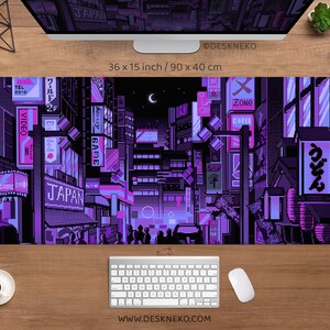 K&ouml;nnte beinhalten: Schreibtischunterlage mit einem Pixel-Art-Design einer japanischen Nachtstadt in Lila- und Rosat&ouml;nen. Die Unterlage zeigt japanische Schilder, Geb&auml;ude und einen Halbmond. Sie misst 90 x 40 cm.