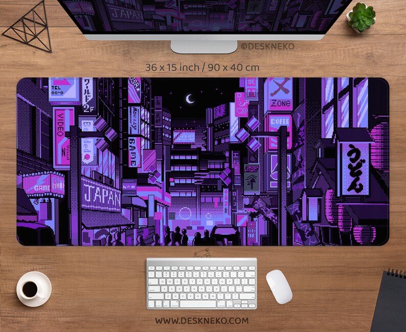 K&ouml;nnte beinhalten: Schreibtischunterlage mit einem Pixel-Art-Design einer japanischen Nachtstadt in Lila- und Rosat&ouml;nen. Die Unterlage zeigt japanische Schilder, Geb&auml;ude und einen Halbmond. Sie misst 90 x 40 cm.