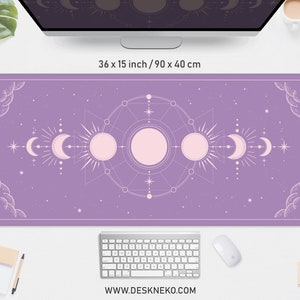 Peut inclure: Tapis de bureau lavande avec un motif céleste représentant des soleils, des lunes et des étoiles. Le tapis mesure 90 x 40 cm. Le motif comprend des formes géométriques et des bordures décoratives. Le site web www.deskneko.com est imprimé en bas.
