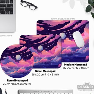 Pu&ograve; includere: Tre tappetini per mouse con un design celeste con un cielo notturno con nuvole rosa e viola, due lune e stelle cadenti. Il tappetino medio misura 30 x 25 cm, il piccolo &egrave; 25 x 20 cm e il tappetino rotondo ha un diametro di 25 cm. www.deskneko.com.