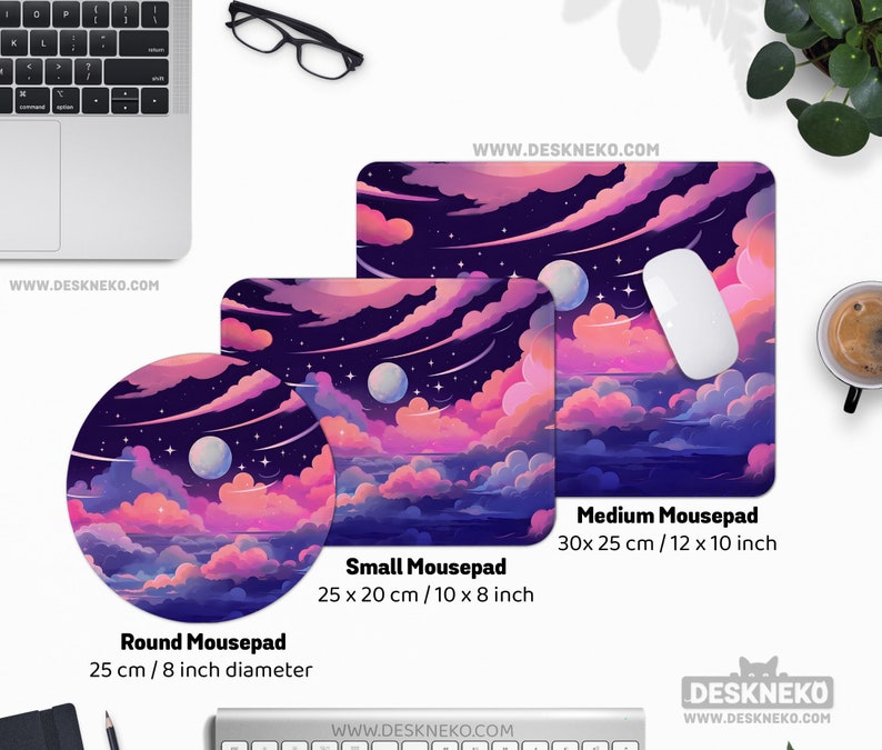 Pu&ograve; includere: Tre tappetini per mouse con un design celeste con un cielo notturno con nuvole rosa e viola, due lune e stelle cadenti. Il tappetino medio misura 30 x 25 cm, il piccolo &egrave; 25 x 20 cm e il tappetino rotondo ha un diametro di 25 cm. www.deskneko.com.