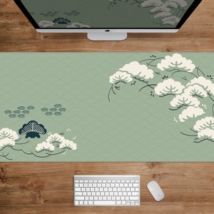 Peut inclure: Tapis de bureau rectangulaire avec un fond vert clair et un motif d'inspiration japonaise. Le motif présente des formes blanches en forme de nuages et des accents bleu foncé et noirs. Un écran d'ordinateur, un clavier et une souris sont visibles.