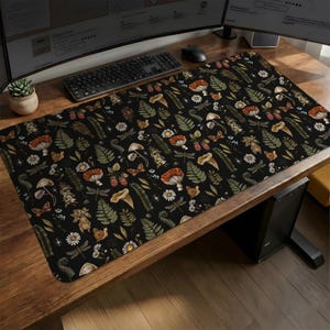 Tapete de mesa gótico, tapete de mouse estendido para teclado, tapete de mesa extra grande para jogos, guia de campo vintage da natureza com insetos e plantas em tons escuros.