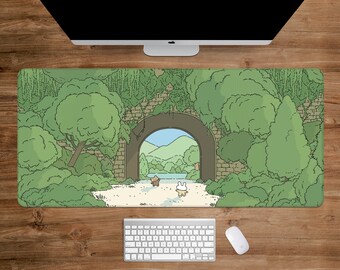 Puede incluir: Alfombrilla de ratón rectangular con una ilustración caprichosa de un túnel que conduce a un paisaje pintoresco. El diseño incluye exuberante follaje verde, un arco de piedra y personajes de dibujos animados.