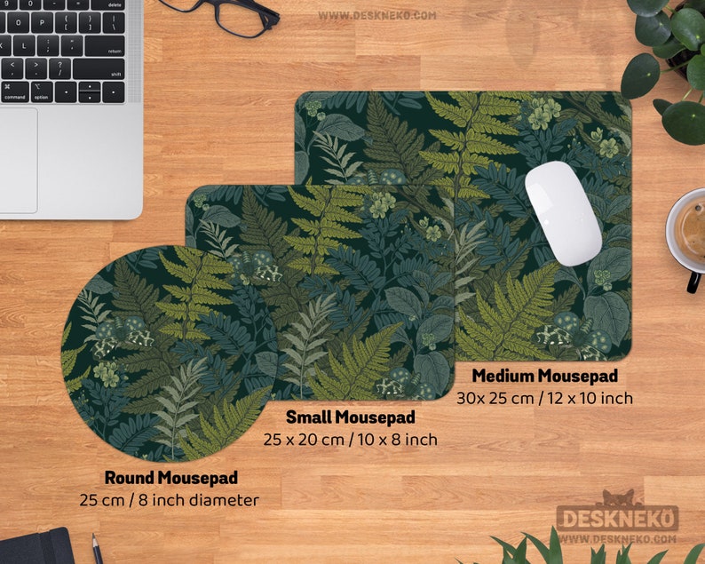 Pu&ograve; includere: Tre tappetini per mouse con un design botanico di felci in tonalit&agrave; verdi e blu. Il tappetino medio misura 30 x 25 cm, il piccolo 25 x 20 cm e quello rotondo ha un diametro di 25 cm. Un mouse bianco &egrave; sul tappetino medio.