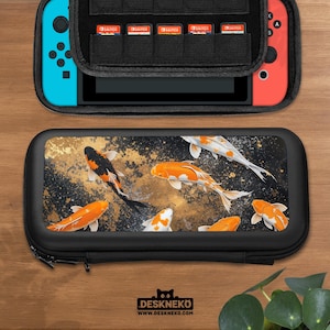 Op de afbeelding: Zwarte beschermhoes voor een Nintendo Switch-console, met een ontwerp van oranje en witte koi-karpers die zwemmen tegen een goud-zwarte achtergrond. De hoes is open en toont de console en game cartridges.