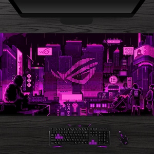 Könnte beinhalten: Ein großes, rechteckiges, lila-schwarzes Gaming-Mauspad mit einem pixeligen Stadtlandschaftsdesign. Das ROG-Logo ist deutlich sichtbar. Eine Tastatur und eine Maus sind darunter zu sehen.