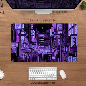 K&ouml;nnte beinhalten: Rechteckiges Mauspad mit einer pixeligen Illustration einer japanischen Stadt bei Nacht, in Lila- und Schwarzt&ouml;nen. Das Pad misst 60 x 35 cm. Das Design enth&auml;lt japanischen Text und Neonreklamen.