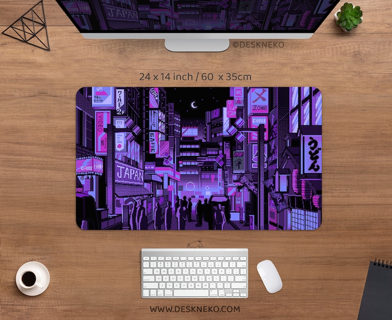 K&ouml;nnte beinhalten: Rechteckiges Mauspad mit einer pixeligen Illustration einer japanischen Stadt bei Nacht, in Lila- und Schwarzt&ouml;nen. Das Pad misst 60 x 35 cm. Das Design enth&auml;lt japanischen Text und Neonreklamen.