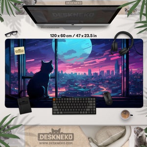 Op de afbeelding: Een bureaumat met een katten silhouet die uitkijkt op een stadsgezicht onder een maan. De mat is 120 x 60 cm en bevat een toetsenbord, muis en koptelefoon. De tekst "DESKNEKO" is zichtbaar.