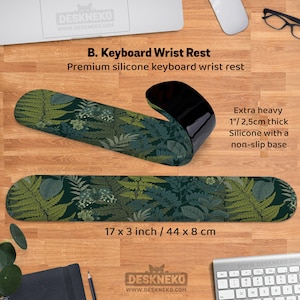Pu&ograve; includere: Un poggiapolsi per tastiera in silicone premium con un motivo a foglie di felce verdi. Misura 44 x 8 cm ed &egrave; spesso 2,5 cm, con una base antiscivolo. Il testo nell'immagine dice "B. Keyboard Wrist Rest".