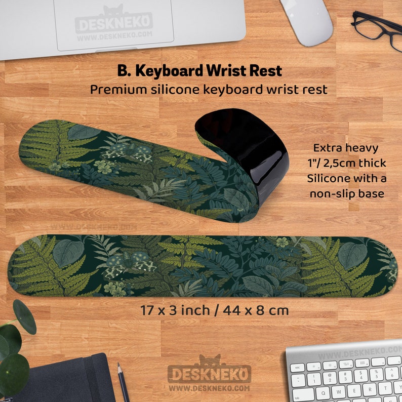 Pu&ograve; includere: Un poggiapolsi per tastiera in silicone premium con un motivo a foglie di felce verdi. Misura 44 x 8 cm ed &egrave; spesso 2,5 cm, con una base antiscivolo. Il testo nell'immagine dice "B. Keyboard Wrist Rest".