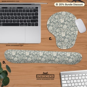 Puede incluir: Una configuraci&oacute;n de escritorio de computadora con un mouse pad y un reposamu&ntilde;ecas con estampado floral en tonos grises y blancos. Tambi&eacute;n se ve un rat&oacute;n blanco y un ordenador port&aacute;til. El texto "20% Bundle Discount" y el sitio web "WWW.DESKNEKO.COM" est&aacute;n incluidos.