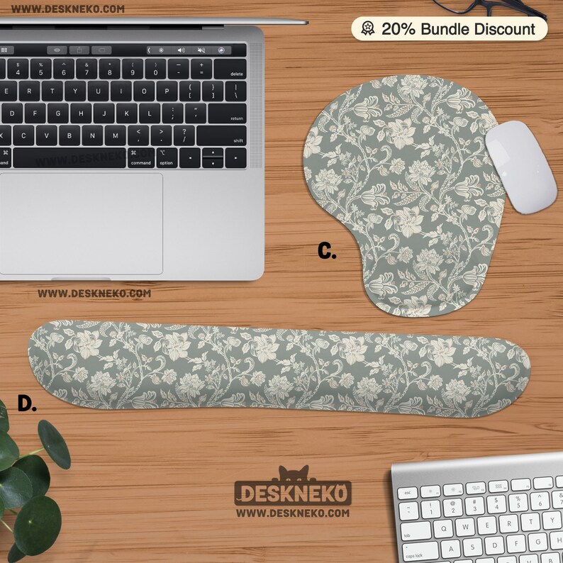 Puede incluir: Una configuraci&oacute;n de escritorio de computadora con un mouse pad y un reposamu&ntilde;ecas con estampado floral en tonos grises y blancos. Tambi&eacute;n se ve un rat&oacute;n blanco y un ordenador port&aacute;til. El texto "20% Bundle Discount" y el sitio web "WWW.DESKNEKO.COM" est&aacute;n incluidos.