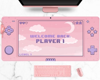 Könnte beinhalten: Rosa Gaming-Mauspad mit Retro-Videospiel-Design. Das Mauspad zeigt einen pixeligen Himmel mit Wolken, einem Mond und dem Text "WELCOME BACK: PLAYER 1". Es gibt auch eine Tastatur und eine Maus.