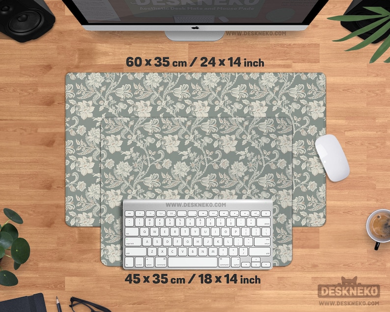 Puede incluir: Dos alfombrillas de escritorio con estampado floral, 60 x 35 cm y 45 x 35 cm, con teclado y rat&oacute;n sobre un escritorio de madera. Las alfombrillas tienen un fondo gris verdoso con dise&ntilde;os florales blancos. La web www.deskneko.com es visible.