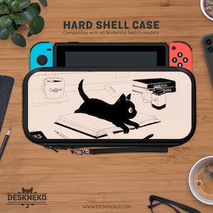 Peut inclure: Une coque rigide noire pour consoles Nintendo Switch. L'étui présente une illustration de chat noir sur un bureau avec des livres, une tasse de café et le texte "Coffee". Compatible avec tous les modèles Nintendo Switch.