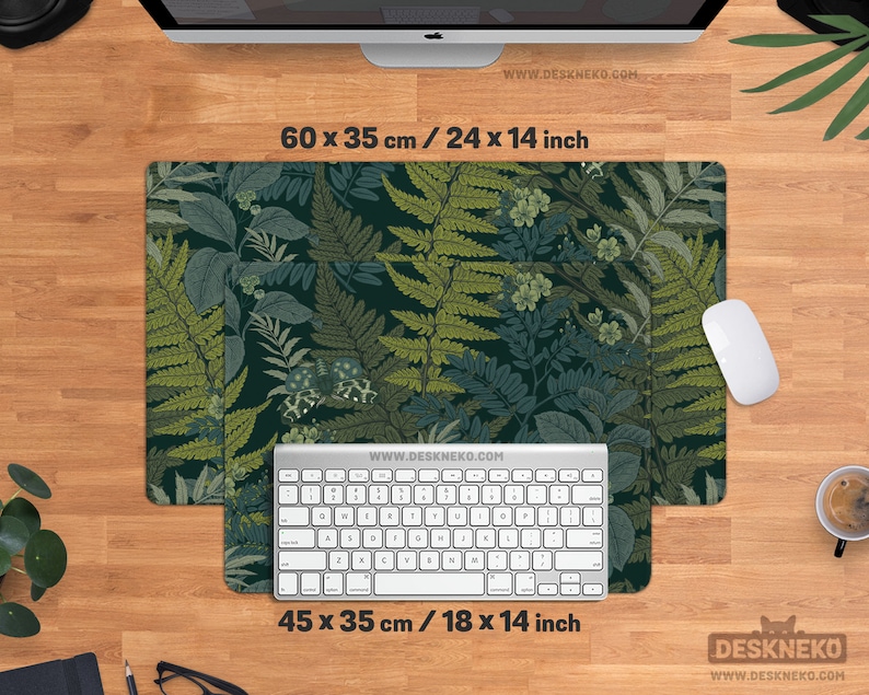 Pu&ograve; includere: Un tappetino da scrivania verde scuro con un motivo botanico di felci, di 60 x 35 cm. &Egrave; visibile anche un tappetino per tastiera abbinato, di 45 x 35 cm. Il sito web www.deskneko.com &egrave; stampato su entrambi i tappetini.