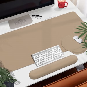 Hellbeige Schreibtischunterlage: Mauspad oder Handgelenkauflage, schlichtes Mauspad, extragroße Schreibtischunterlage, minimalistisches Schreibtischaccessoire, hellbraun