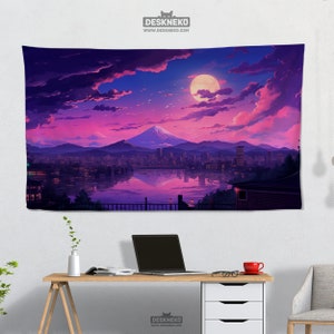 Peut inclure: Une tapisserie murale repr&eacute;sentant un coucher de soleil vibrant au-dessus d'une ville, avec une montagne et une pleine lune. L'&oelig;uvre d'art utilise des tons violets, roses et bleus, avec les lumi&egrave;res de la ville se refl&eacute;tant dans l'eau. Le texte "DESKNEKO" est visible.