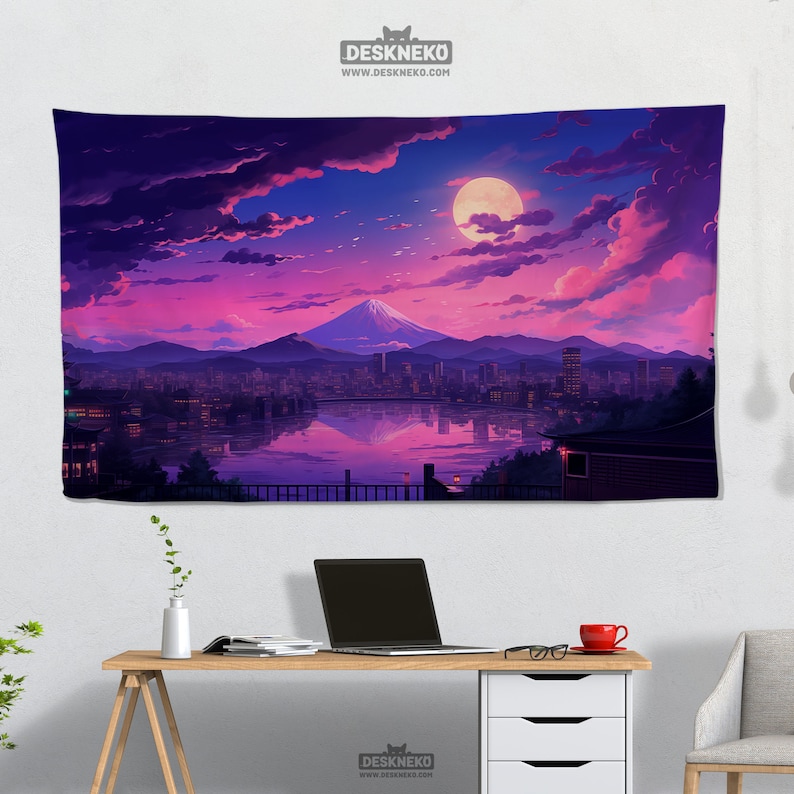 Peut inclure: Une tapisserie murale repr&eacute;sentant un coucher de soleil vibrant au-dessus d'une ville, avec une montagne et une pleine lune. L'&oelig;uvre d'art utilise des tons violets, roses et bleus, avec les lumi&egrave;res de la ville se refl&eacute;tant dans l'eau. Le texte "DESKNEKO" est visible.