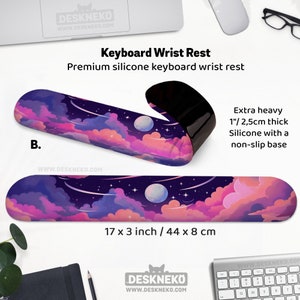 Pu&ograve; includere: Un poggiapolsi per tastiera in silicone premium con un design a cielo notturno sognante. Il poggiapolsi misura 44 x 8 cm e ha uno spessore di 2,5 cm. &Egrave; dotato di una base antiscivolo e del testo "Keyboard Wrist Rest".
