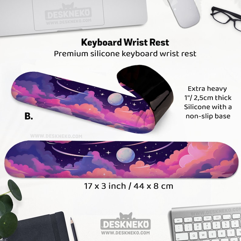 Pu&ograve; includere: Un poggiapolsi per tastiera in silicone premium con un design a cielo notturno sognante. Il poggiapolsi misura 44 x 8 cm e ha uno spessore di 2,5 cm. &Egrave; dotato di una base antiscivolo e del testo "Keyboard Wrist Rest".