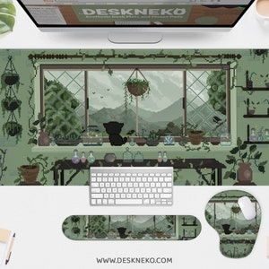 Op de afbeelding: Esthetische bureaumat en muismat set met een pixelachtige illustratie van een raamscène met planten en een zwarte kat. Het kleurenpalet is voornamelijk groen en bruin. De tekst "DESKNEKO" is zichtbaar op het scherm.