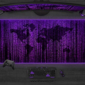 Puede incluir: Alfombrilla de ratón para juegos LED rectangular púrpura con un diseño de mapa del mundo. La alfombrilla tiene un patrón de estilo matriz y un borde púrpura brillante. Se ven un teclado, un ratón y un mando de juegos.