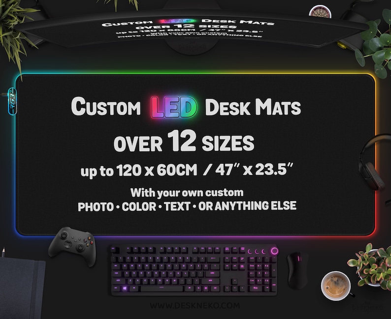 Op de afbeelding: Zwarte LED-bureaumat met een kleurrijke, verlichte rand. De mat toont "CUSTOM LED DESK MATS" en "OVER 12 SIZES", met afmetingen tot 120 x 60 cm. Aanpasbaar met foto, kleur, tekst of iets anders.