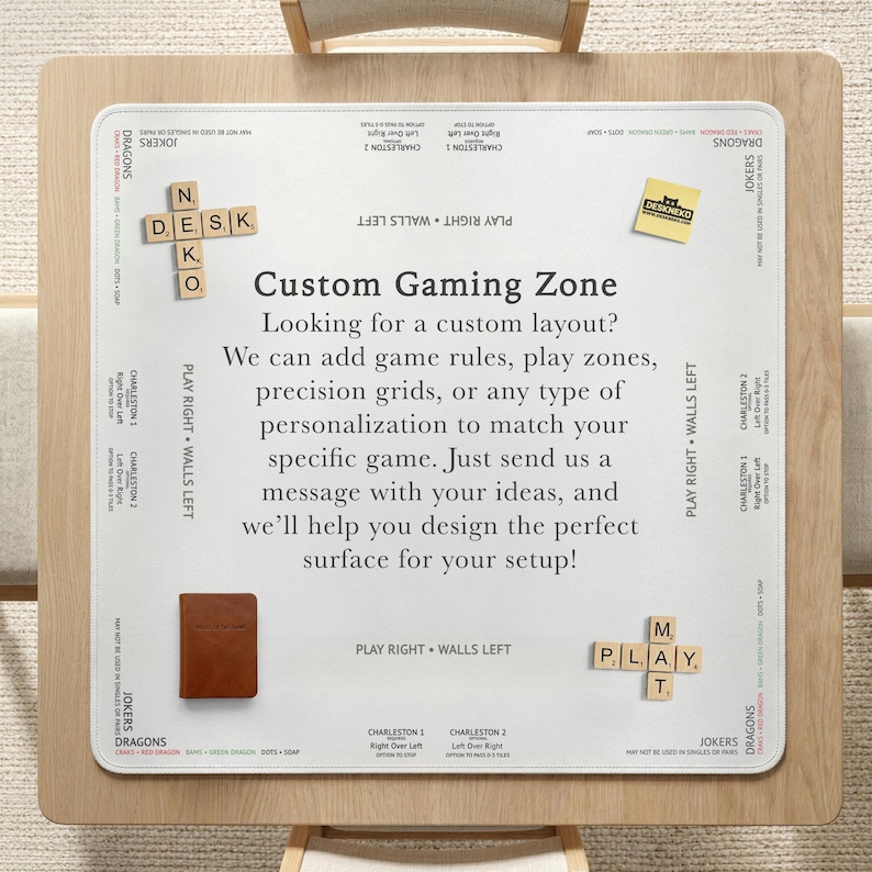 Puede incluir: Alfombrilla de rat&oacute;n de zona de juego personalizada con el texto "Custom Gaming Zone" y "Looking for a custom layout?". Las letras de madera deletrean "DESK" y "PLAY". Tambi&eacute;n hay un peque&ntilde;o cuaderno marr&oacute;n en la alfombrilla.