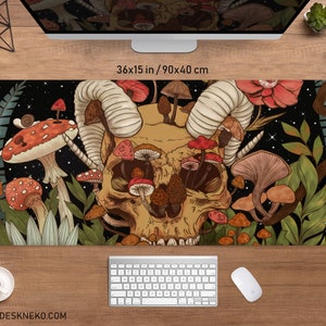 Może przedstawiać: Podkładka na biurko z motywem czaszki i grzyb&oacute;w, o wymiarach 90x40 cm (36x15 cali). Ilustracja zawiera czaszkę, r&oacute;żne grzyby i elementy kwiatowe na czarnym tle. Widoczny jest adres strony internetowej www.deskneko.com.