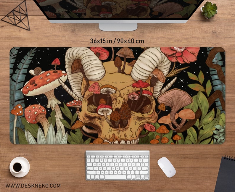 Może przedstawiać: Podkładka na biurko z motywem czaszki i grzyb&oacute;w, o wymiarach 90x40 cm (36x15 cali). Ilustracja zawiera czaszkę, r&oacute;żne grzyby i elementy kwiatowe na czarnym tle. Widoczny jest adres strony internetowej www.deskneko.com.