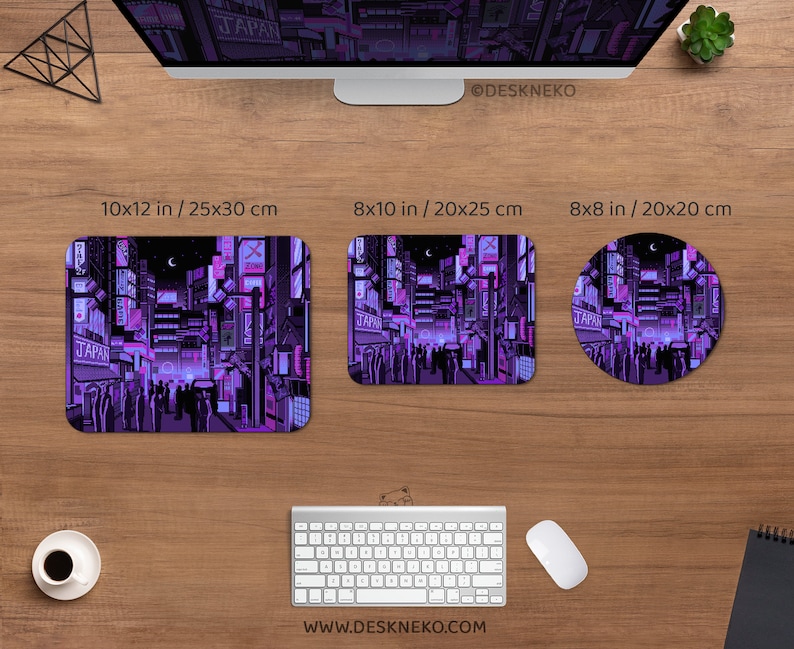 K&ouml;nnte beinhalten: Ein Holztisch zeigt einen Computermonitor, eine Tastatur und eine Maus sowie drei Mauspads mit einem lila-schwarzen Stadtlandschaftsdesign. Die Mauspads sind rechteckig und kreisf&ouml;rmig und messen 25x30 cm, 20x25 cm und 20x20 cm. Der Text "JAPAN" ist sichtbar.
