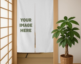 Puede incluir: Cortina de puerta de tela blanca con el texto "YOUR IMAGE HERE" en verde. La cortina cuelga en una puerta de madera. Una planta en maceta con hojas verdes se encuentra a la derecha de la puerta.