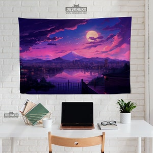 Peut inclure: Une tapisserie repr&eacute;sentant un paysage de style anime avec une montagne, une ville et un lac sous un ciel violet et rose. La pleine lune est visible. La tapisserie est accroch&eacute;e &agrave; un mur de briques blanches. La marque "DESKNEKO" est visible.