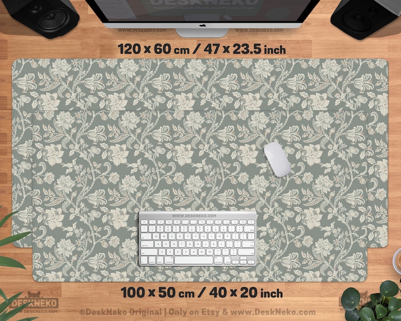 Puede incluir: Un juego de alfombrilla de escritorio y almohadilla para teclado con un dise&ntilde;o floral. La alfombrilla mide 120 x 60 cm, y la almohadilla 100 x 50 cm. El dise&ntilde;o presenta flores blancas sobre un fondo verde apagado. Un rat&oacute;n y un teclado blancos est&aacute;n sobre la alfombrilla.