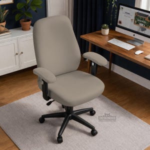 Könnte beinhalten: Beiger Bürostuhl mit schwarzen Armlehnen und schwarzem Gestell. Der Stuhl steht auf einem hellgrauen Teppich. Der Hintergrund umfasst einen Holzschreibtisch, einen Computer und einen weißen Schrank mit Pflanzen.