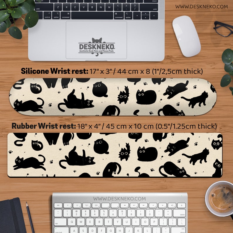 Puede incluir: Dos reposamu&ntilde;ecas con fondo beige e ilustraciones de gatos negros. El reposamu&ntilde;ecas de silicona mide 44 cm de largo, 8 cm de ancho y 2,5 cm de grosor. El reposamu&ntilde;ecas de goma mide 45 cm de largo, 10 cm de ancho y 1,25 cm de grosor. Se ve el sitio web www.deskneko.com.