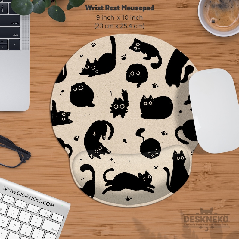 Puede incluir: Alfombrilla de rat&oacute;n beige con reposamu&ntilde;ecas y dise&ntilde;o de gatos negros. Mide 23 cm x 25,4 cm. El texto "Wrist Rest Mousepad" est&aacute; en la parte superior. Se muestra la direcci&oacute;n del sitio web.