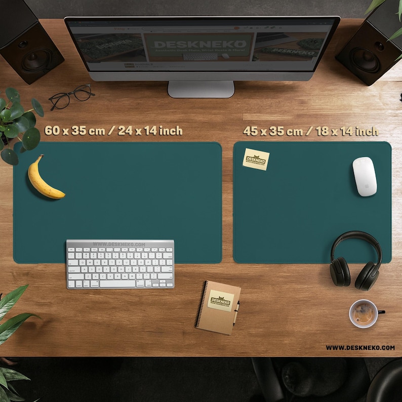 Op de afbeelding: Twee teal bureaumatten, &eacute;&eacute;n van 60 x 35 cm en de andere van 45 x 35 cm, liggen op een houten bureau. Een toetsenbord, banaan, notitieblok, muis, koptelefoon en koffiekopje staan ook op het bureau. De website is zichtbaar.
