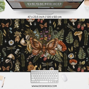 Pode incluir: Tapete de secretária estético com um design botânico detalhado sobre fundo preto. Apresenta cogumelos, borboletas, libélulas, fetos e flores. Mede 120 x 60 cm.