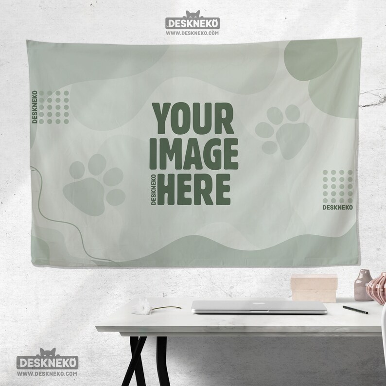 Peut inclure: Une tapisserie murale vert clair avec le texte "YOUR IMAGE HERE" en vert fonc&eacute;. La tapisserie pr&eacute;sente des empreintes de pattes et des formes abstraites. La marque "DESKNEKO" est imprim&eacute;e sur la tapisserie.