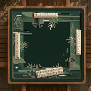 Pode incluir: Um tabuleiro de jogo de Mahjong quadrado com uma superf&iacute;cie de jogo verde escuro e uma moldura de madeira. O tabuleiro apresenta desenhos de bambu e nuvens em ouro e verde claro. V&aacute;rias fileiras de pe&ccedil;as de Mahjong s&atilde;o colocadas ao redor do tabuleiro.