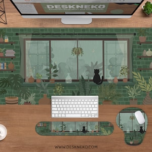 Op de afbeelding: Esthetische bureaumat en muismat set met een groen bakstenen muur ontwerp en een raam met uitzicht op een regenachtige tuin. Het ontwerp bevat een zwarte kat, planten en de tekst "DESKNEKO". Een wit toetsenbord, muis en polssteun zijn ook zichtbaar.