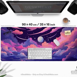 Pu&ograve; includere: Tappetino per scrivania rettangolare con un design a paesaggio nuvoloso da sogno nei toni del viola, rosa e blu. Il tappetino misura 90 x 40 cm e presenta una tastiera, un mouse e occhiali. Il testo "DESKNEKO" e l'indirizzo del sito web sono visibili.