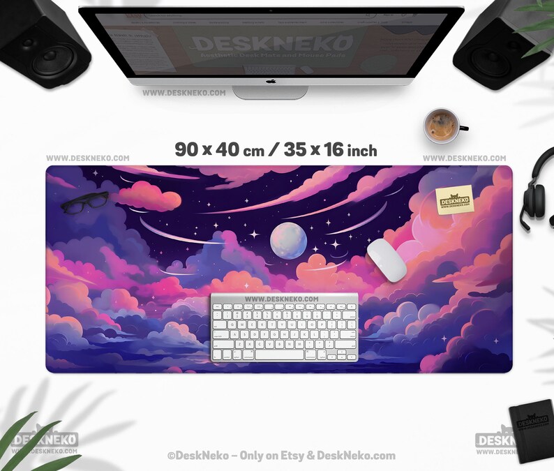 Pu&ograve; includere: Tappetino per scrivania rettangolare con un design a paesaggio nuvoloso da sogno nei toni del viola, rosa e blu. Il tappetino misura 90 x 40 cm e presenta una tastiera, un mouse e occhiali. Il testo "DESKNEKO" e l'indirizzo del sito web sono visibili.